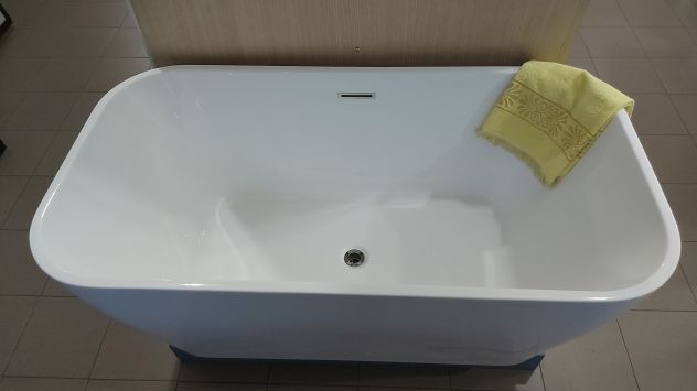 VASCA FREE-STANDING IN ACRILICO PISA 150X80 -campionario-
