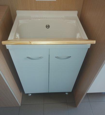 MOBILE LAVATOIO VASCA RESISTENTE ACIDI CM.60X50 LADY BIANCO CON CESTO BIANCHERIA ESTRAIBILE E ASSE IN LEGNO